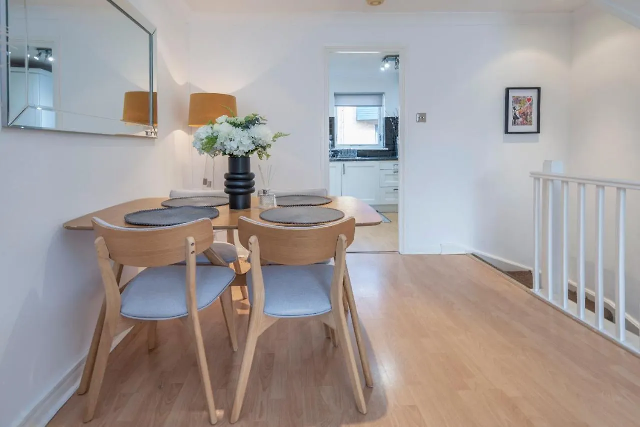 2 Bed Town House With Garden In Hackney, London Apartment