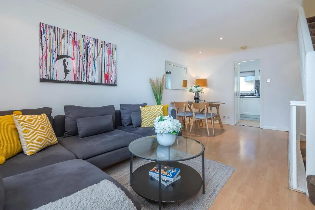2 Bed Town House With Garden In Hackney, London Apartment