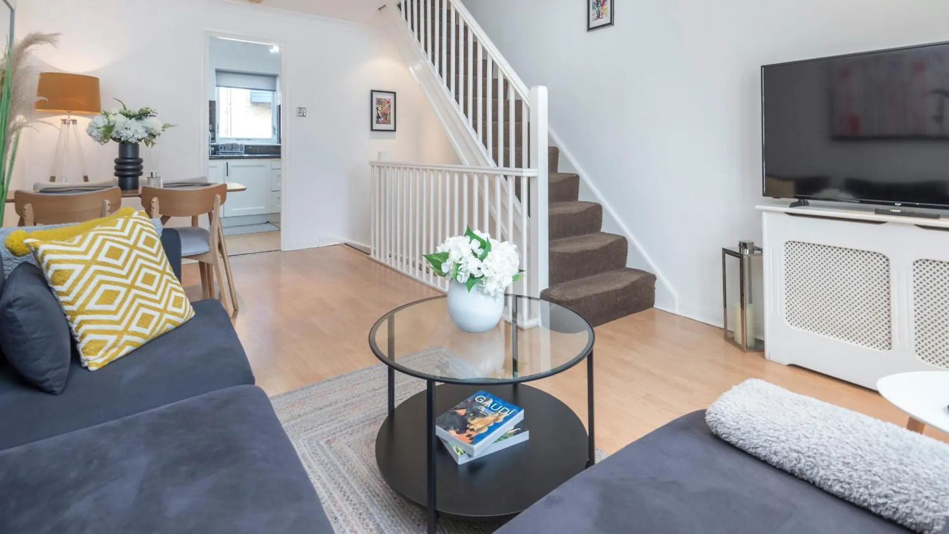2 Bed Town House With Garden In Hackney, London Apartment