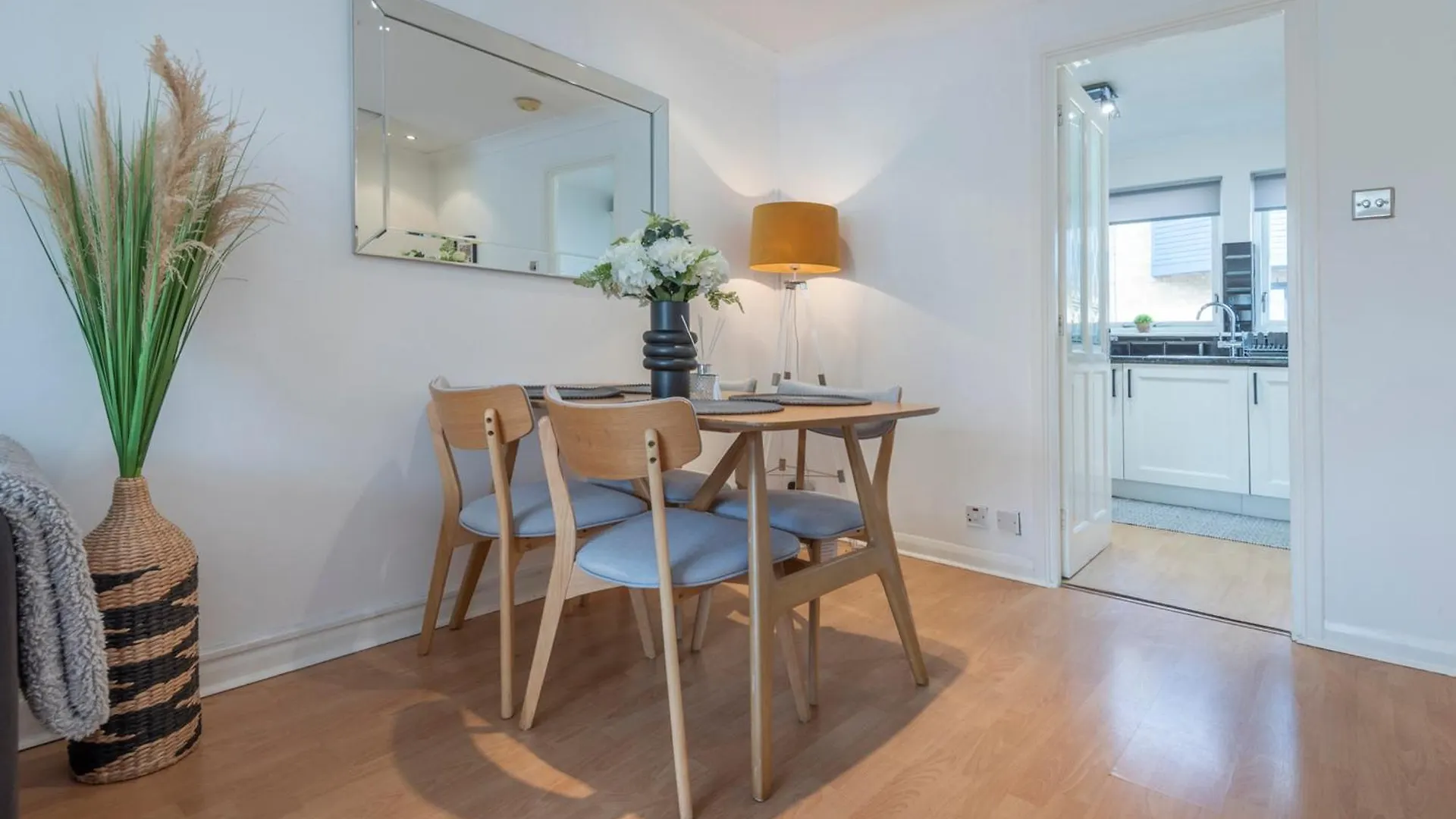 2 Bed Town House With Garden In Hackney, London Apartment